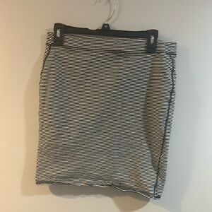 Old navy size medium black and white stripped stretchy skirt
